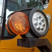Pá Carregadeira 9700kg Cap. De Carga 3.200Kg Elevação 3,50m a Diesel 6 Cilindros