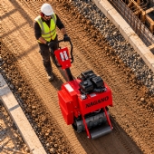 Rolo Compactador Vibratório 7 HP a Gasolina Pé de Carneiro 600 mm 13 kN com Tração Hidráulica