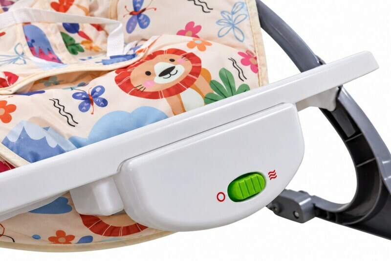 Detalhe do controle de vibração na parte frontal da cadeirinha Nagano com estampa leão