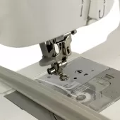 Máquina de Bordar Compacta 72 Bordados na Memoria Bivolt - TB900R